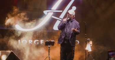 Jorge Aragão emociona multidão no aniversário de 211 anos de Maricá