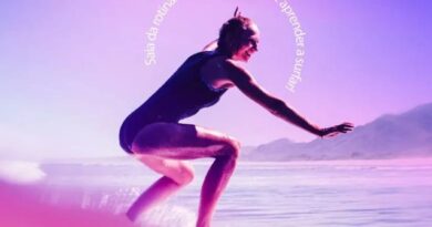 Cabo Frio promove aula gratuita de surfe para mulheres acima de 40 anos