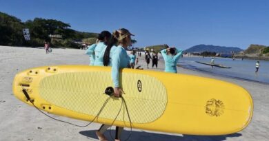 Projeto de surf terapêutico fortalece autoestima e promove acolhimento para mulheres vítimas de violência em Cabo Frio