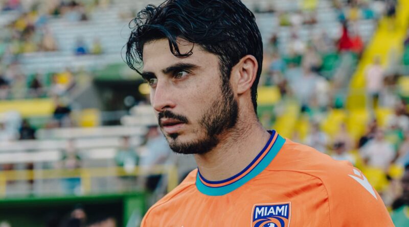 De Petrópolis para os Estados Unidos: Gabriel Cabral constrói carreira de sucesso no futebol americano