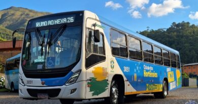 Ônibus vestido de verde e amarelo simboliza nova fase do transporte público em Petrópolis