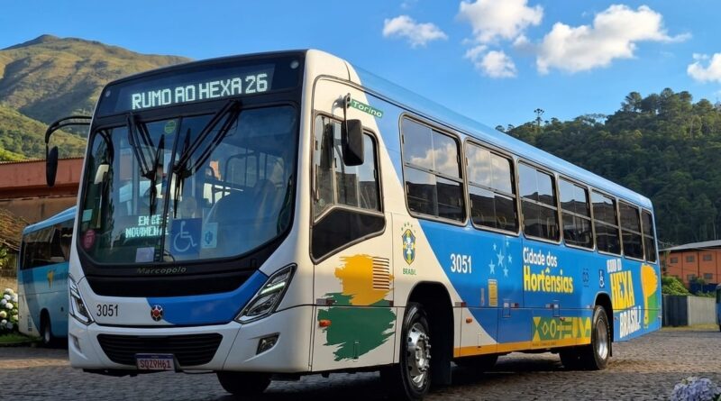 Ônibus vestido de verde e amarelo simboliza nova fase do transporte público em Petrópolis