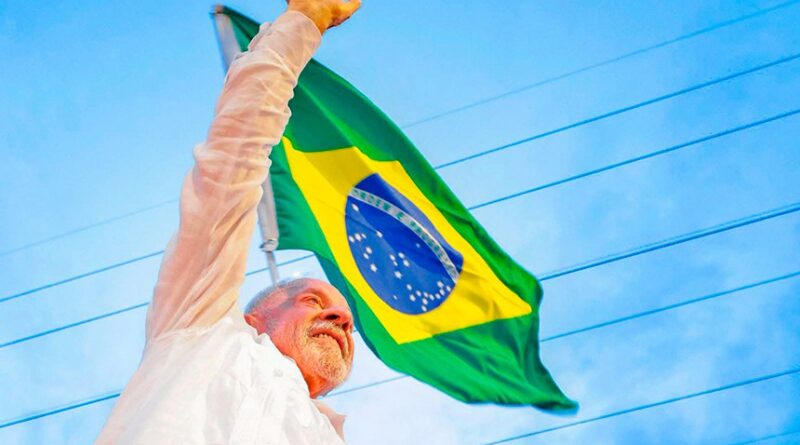 Lula é reeleito presidente e conquista quarto mandato após disputa acirrada com Flávio Bolsonaro